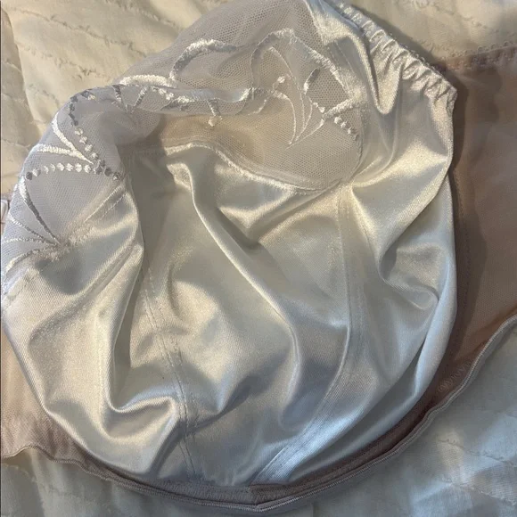 Elomi White Satin Bra - Picture 2 of 6